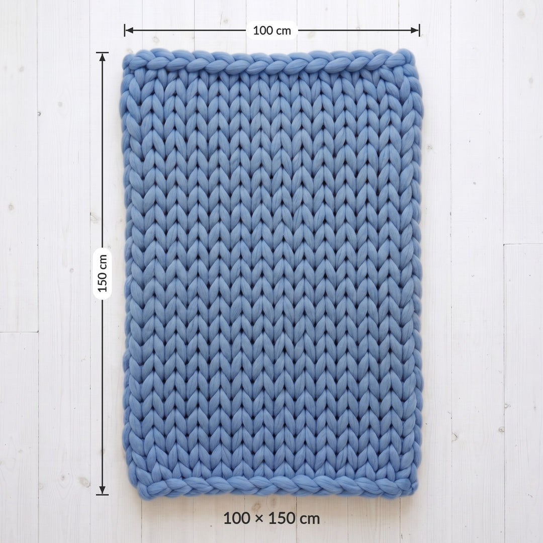 Grob gestrickte Wolldecke aus Merinowolle, Größe 100 x 150 cm, flach auf einem weißen Holzboden
