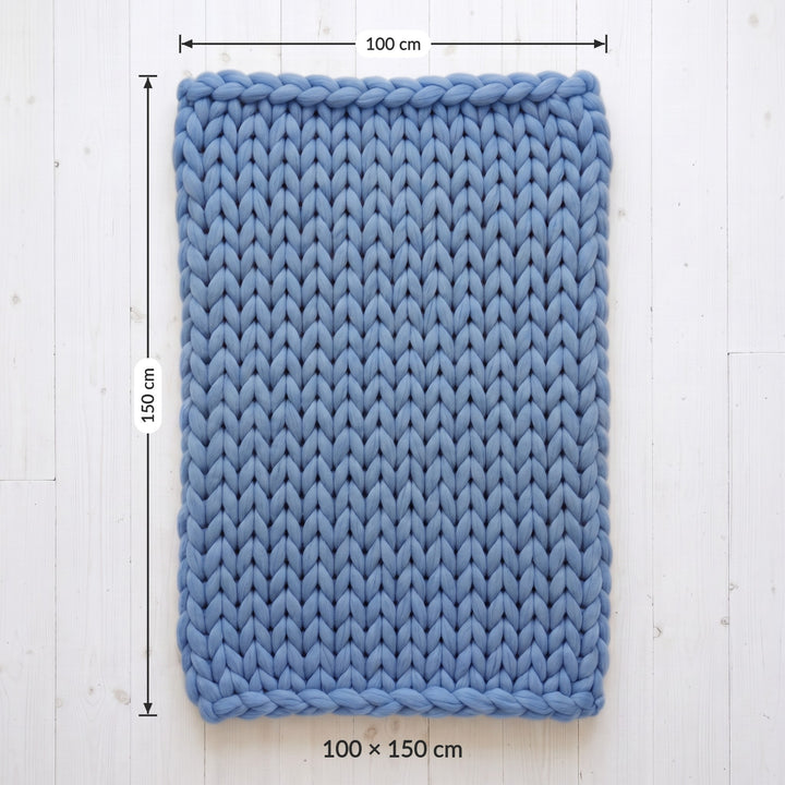 Grob gestrickte Wolldecke aus Merinowolle, Größe 100 x 150 cm, flach auf einem weißen Holzboden