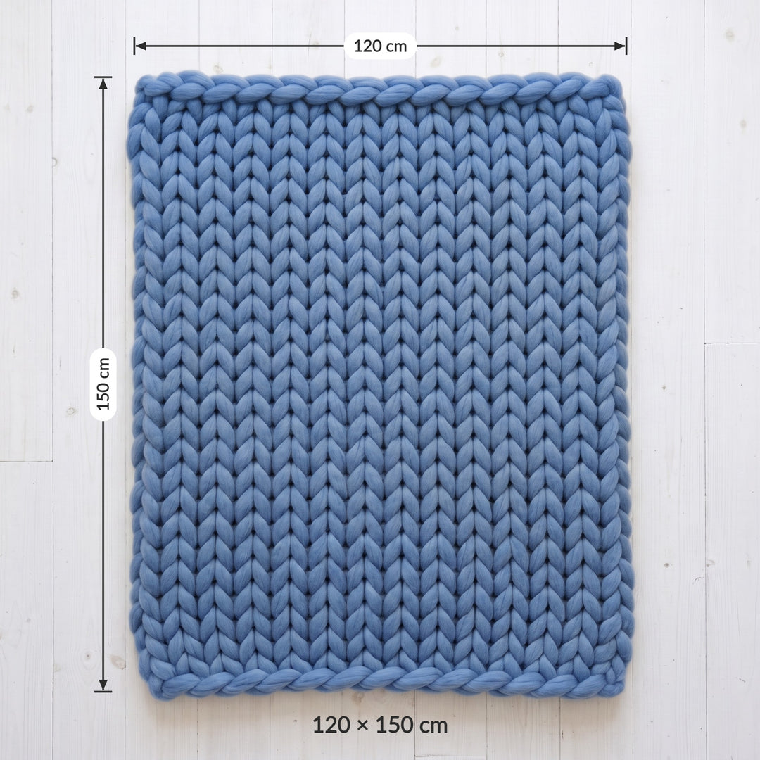 Grob gestrickte Wolldecke aus Merinowolle, Größe 120 x 150 cm, flach auf einem weißen Holzboden