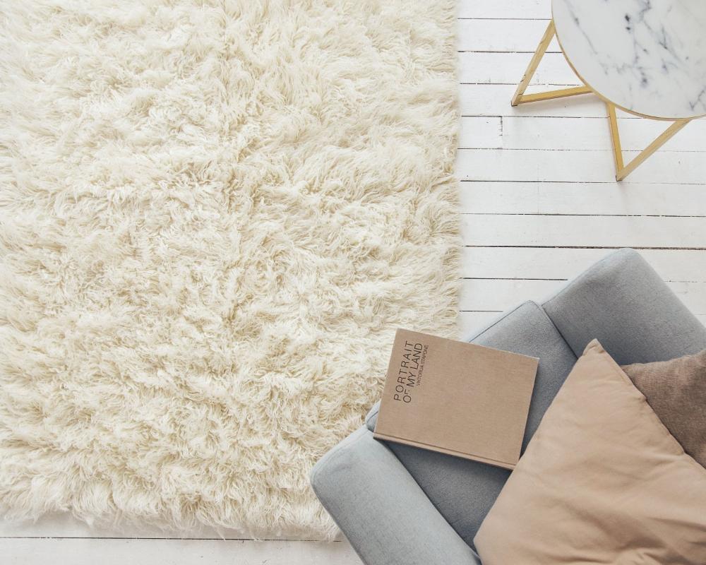 off white wool shaggy flokati rug on the floor in the licing room